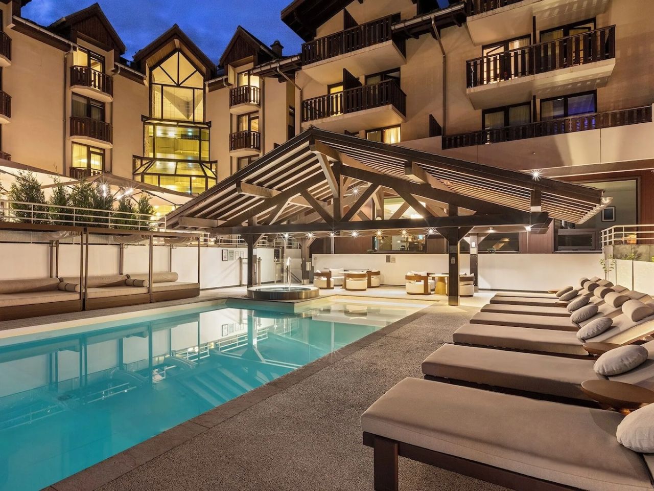 Mont Blanc: LUSH 4⭐️ hotel with outdoor pool